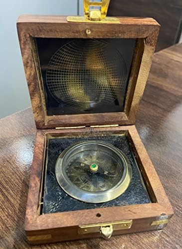 Морската Месинг компас в ретро стил steampunk в кафява Дървена кутия